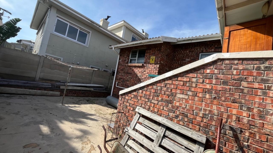 5 Bedroom Property for Sale in Wavecrest Eastern Cape